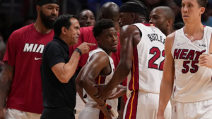 Erik Spoelstra e Jimmy Butler, do Miami Heat (Crédito: Getty Images)