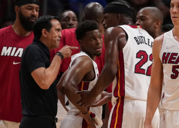Erik Spoelstra e Jimmy Butler, do Miami Heat (Crédito: Getty Images)