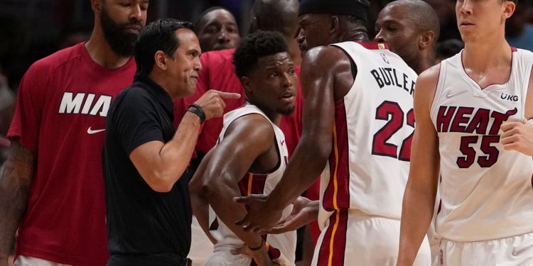 Erik Spoelstra e Jimmy Butler, do Miami Heat (Crédito: Getty Images)