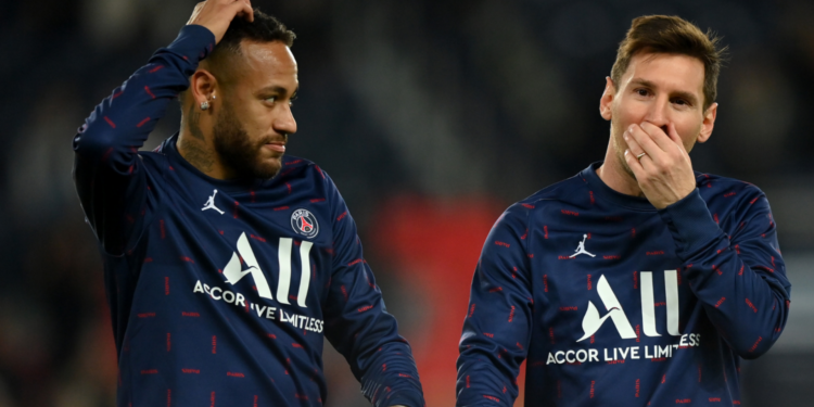Neymar e Messi não deverão ter um dos seus principais parceiros de ataque para a próxima temporada no PSG (Crédito: GettyImages)