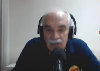Paulo Morsa durante o programa onde ofendeu Abel Ferreira (Crédito: Transmissão/Youtube)