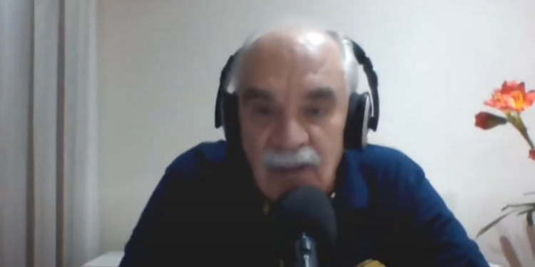 Paulo Morsa durante o programa onde ofendeu Abel Ferreira (Crédito: Transmissão/Youtube)