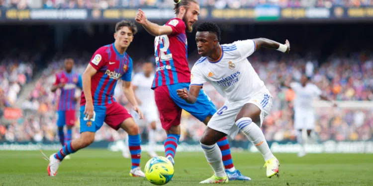 Vinícius Jr possui um retrospecto positivo pelo Real Madrid em clássicos contra o Barcelona (Crédito: GettyImages)