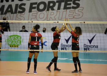 Jogadoras do Sesc-Flamengo comemorando diante do Curitiba pela Superliga Feminina (Crédito: Gilvan de Souza/Flamengo/Flickr)
