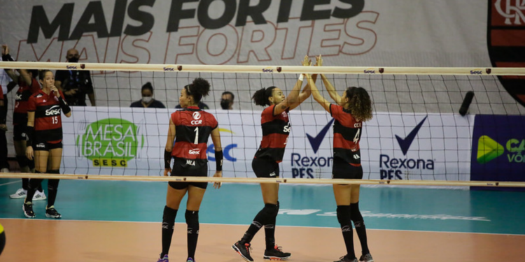 Jogadoras do Sesc-Flamengo comemorando diante do Curitiba pela Superliga Feminina (Crédito: Gilvan de Souza/Flamengo/Flickr)