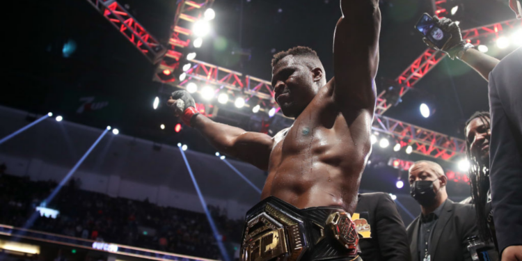 Dana White ainda não definiu o que vai fazer com o cinturão dos pesos-pesados do UFC após lesão de Ngannou (Crédito: GettyImages)
