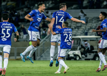 Cruzeiro reunido em campo antes do início da partida (Crédito: Gustavo Aleixo/Cruzeiro/Flickr)