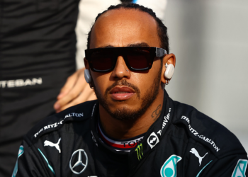 Hamilton ainda não se encontrou na Mercedes nesta temporada e ex-F1 se preocupa com isso (Crédito: GettyImages)