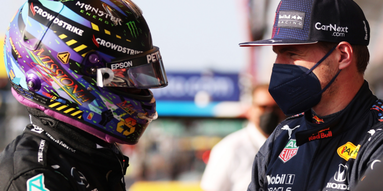 Lewis Hamilton pode adquirir o Chelsea mesmo com provocações de Verstappen (Crédito: GettyImages)