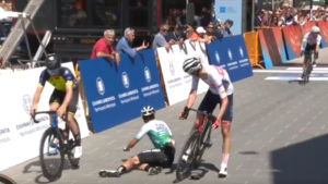 Tour de Hellas tem queda de ciclista espanhol no final (Crédito: Reprodução/Twitter)