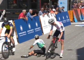 Tour de Hellas tem queda de ciclista espanhol no final (Crédito: Reprodução/Twitter)