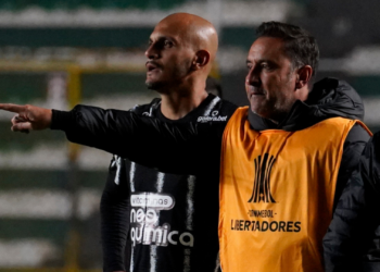Vítor Pereira saiu irritado com a derrota do Corinthians em sua estreia na Libertadores (Crédito: GettyImages)