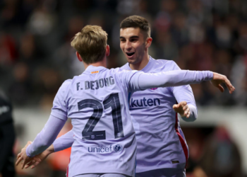 Barcelona comemorando o gol com Ferran Torres (Crédito: GettyImages)