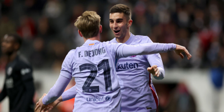 Barcelona comemorando o gol com Ferran Torres (Crédito: GettyImages)