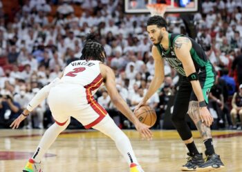 Boston Celtics passa à frente do Miami Heat na série na final da NBA (Crédito: Crédito: Getty Images)