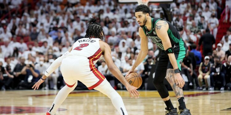 Boston Celtics passa à frente do Miami Heat na série na final da NBA (Crédito: Crédito: Getty Images)