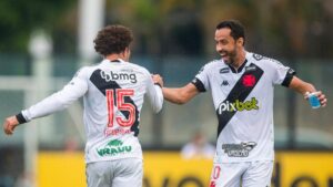 Jogadores do Vasco comemorando o gol em campo (Crédito: Daniel Ramalho/CRVG/Flickr)