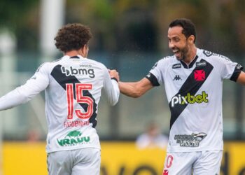 Jogadores do Vasco comemorando o gol em campo (Crédito: Daniel Ramalho/CRVG/Flickr)