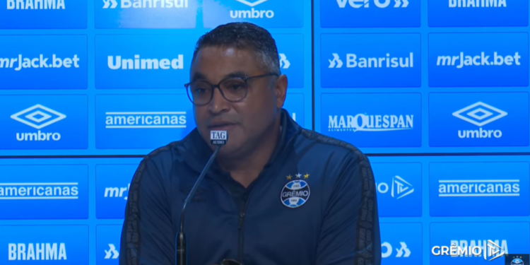 Roger Machado admite ‘tranquilidade’ após vitória do Grêmio (Crédito: Transmissão/ Grêmio TV)