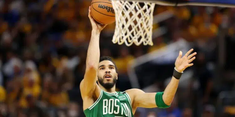 NBA tem vitória dos Celtics diante dos Warriors no jogo 1 das finais (Crédito: GettyImages)