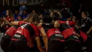 Jogadoras do Sesc-Flamengo reunidas antes da partida (Crédito: Paula Reis/Flamengo/Flickr)