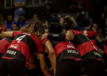 Jogadoras do Sesc-Flamengo reunidas antes da partida (Crédito: Paula Reis/Flamengo/Flickr)