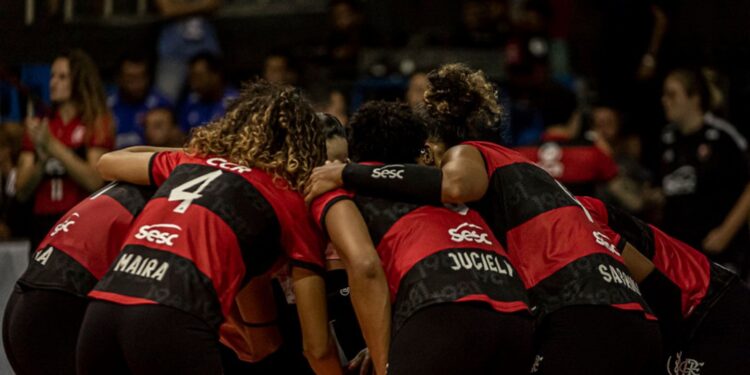 Jogadoras do Sesc-Flamengo reunidas antes da partida (Crédito: Paula Reis/Flamengo/Flickr)