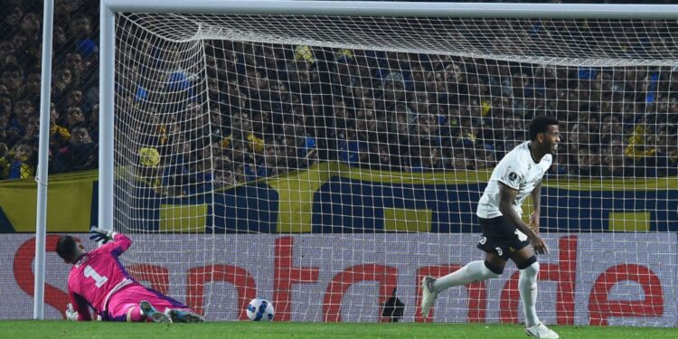 Corinthians no último pênalti cobrado nas oitavas da Libertadores (Crédito: GettyImages)