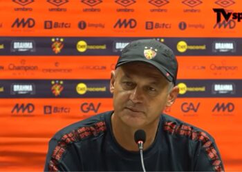 Santos e Lisca vão iniciar uma nova jornada, após o treinador deixar o Sport de maneira polêmica (Crédito: Sport/Youtube)