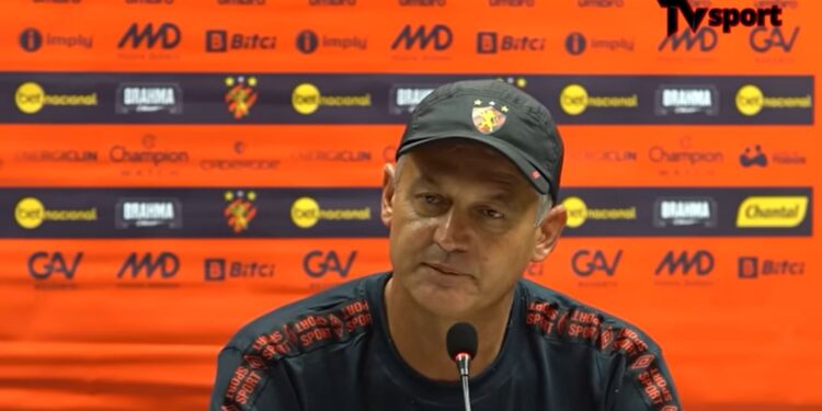 Santos e Lisca vão iniciar uma nova jornada, após o treinador deixar o Sport de maneira polêmica (Crédito: Sport/Youtube)