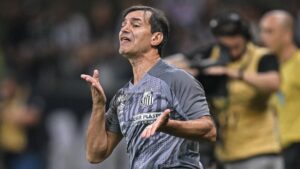 Fabián Bustos foi demitido do Santos; vote em quem deve ser o substituto (Crédito: GettyImages)