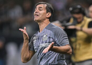 Fabián Bustos foi demitido do Santos; vote em quem deve ser o substituto (Crédito: GettyImages)