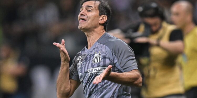 Fabián Bustos foi demitido do Santos; vote em quem deve ser o substituto (Crédito: GettyImages)