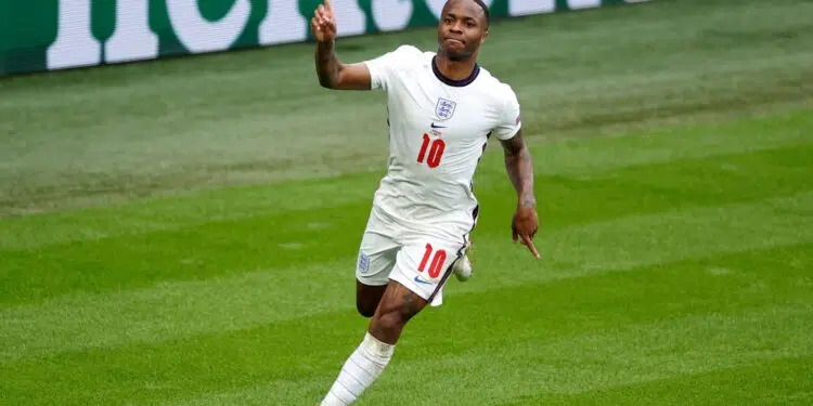 Sterling é anunciado no Chelsea (Crédito: Crédito: Getty Images)