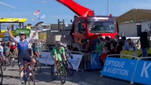 Tour de France: Jakobsen consegue vitória com acidente grave (Crédito: Transmissão do Tour de France)