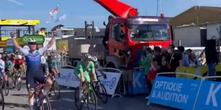 Tour de France: Jakobsen consegue vitória com acidente grave (Crédito: Transmissão do Tour de France)