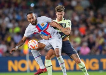Jogadores de Barcelona e Manchester City disputam bola em amistoso (Crédito: Alex Caparros / Getty Images)