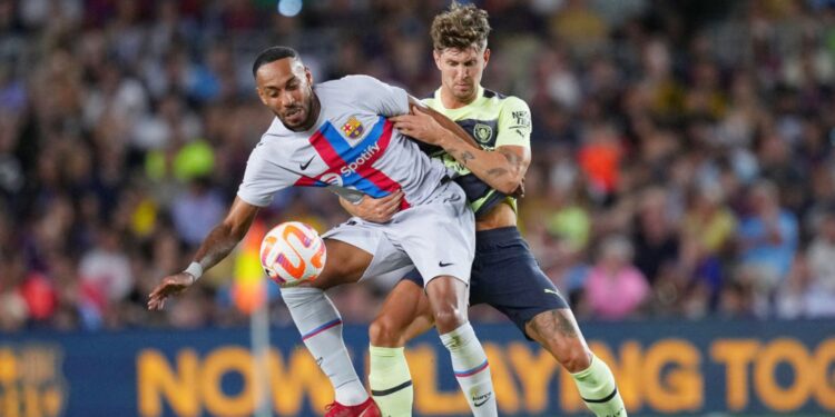 Jogadores de Barcelona e Manchester City disputam bola em amistoso (Crédito: Alex Caparros / Getty Images)