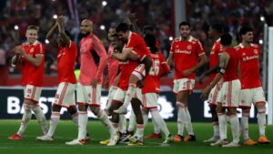 Jogadores do Internacional em campo pelo Brasileirão (Crédito: GettyImages)