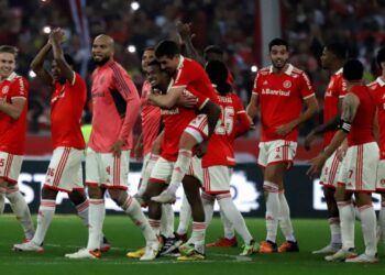 Jogadores do Internacional em campo pelo Brasileirão (Crédito: GettyImages)