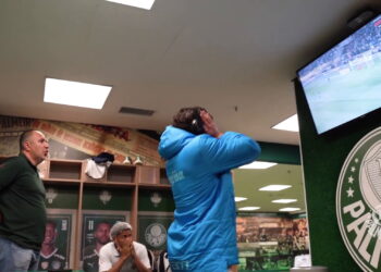 O Palmeiras viu Gustavo Scarpa ir a loucura com a classificação para as semifinais em cima do Atlético-MG (Crédito: OneFootball)