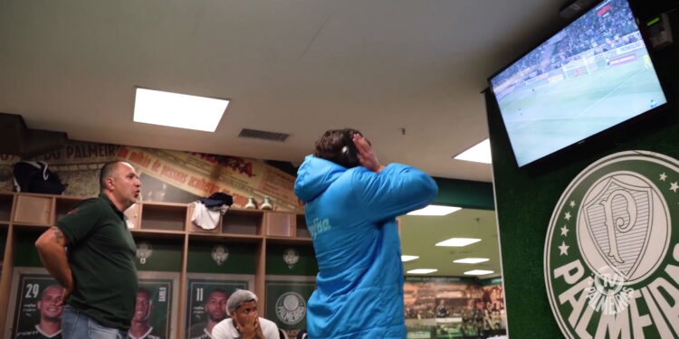 O Palmeiras viu Gustavo Scarpa ir a loucura com a classificação para as semifinais em cima do Atlético-MG (Crédito: OneFootball)