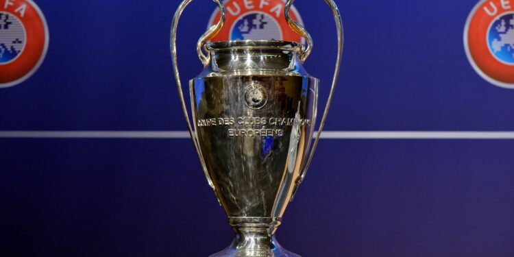 PSG, Barcelona e outras equipes estão na mira da Uefa e podem sofrer com punições severas (Crédito: GettyImages)