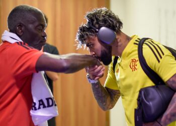 Denir [à esquerda] é massagista do Flamengo há 41 anos (Crédito: Marcelo Cortes / Flamengo / Flickr)