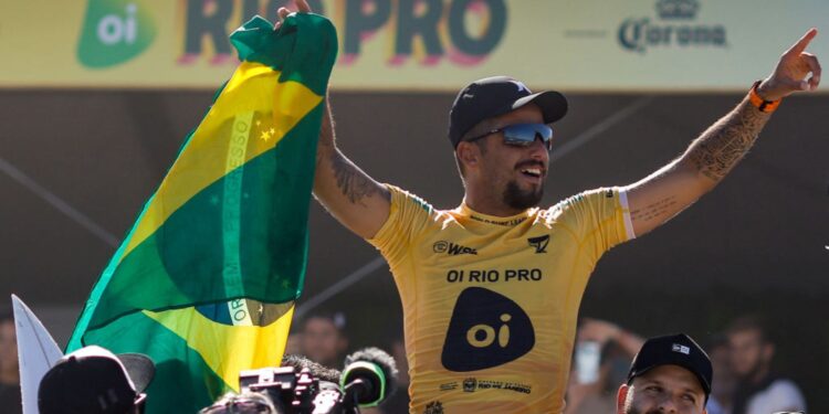 Filipe Toledo é mais um campeão do mundo de surf (Crédito: GettyImages)