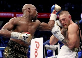 Mayweather e McGregor em luta de boxe, em 2017 (Crédito: GettyImages)