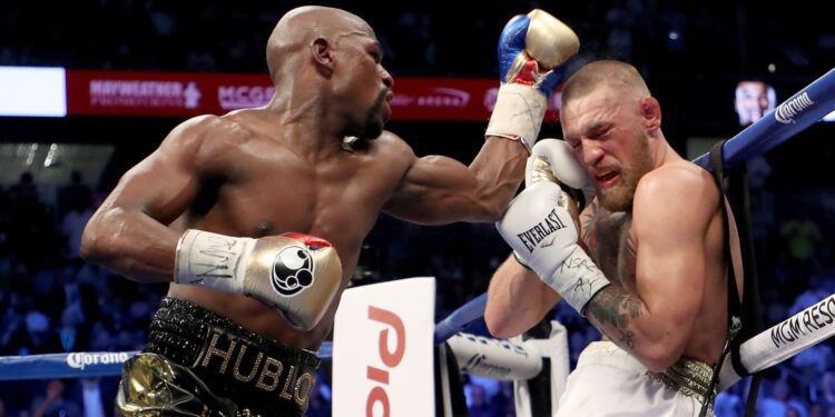 Mayweather e McGregor em luta de boxe, em 2017 (Crédito: GettyImages)
