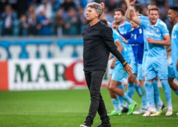 Renato Gaúcho e o Grêmio deram um passo importante rumo ao acesso para a série A do Brasileirão (Crédito: Lucas Uebel / Grêmio)