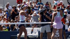 Marta Kostyuk apenas tocou a raquete na frente de Victoria Azarenka (Crédito: GettyImages)