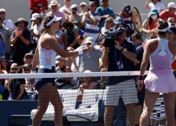 Marta Kostyuk apenas tocou a raquete na frente de Victoria Azarenka (Crédito: GettyImages)